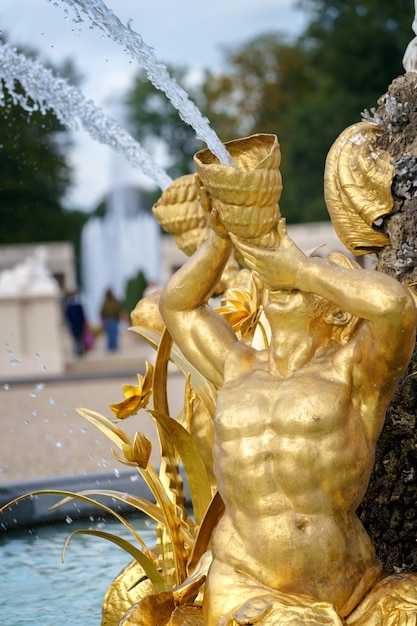 APELDOORN SEPTEMBER 2021 Barockbrunnen mit goldenen Details