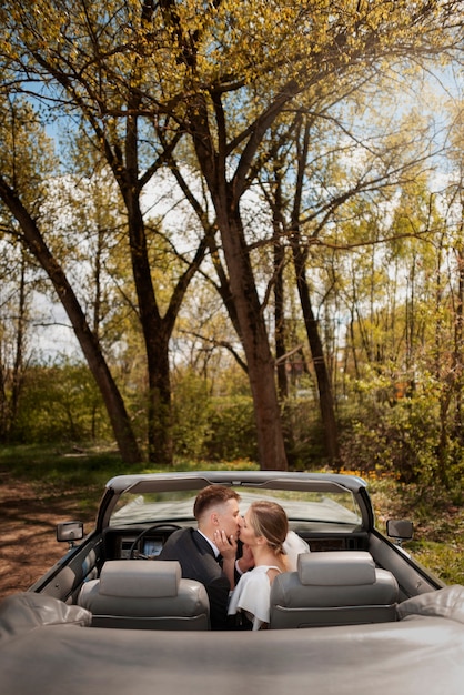 Apenas casal com seu carro