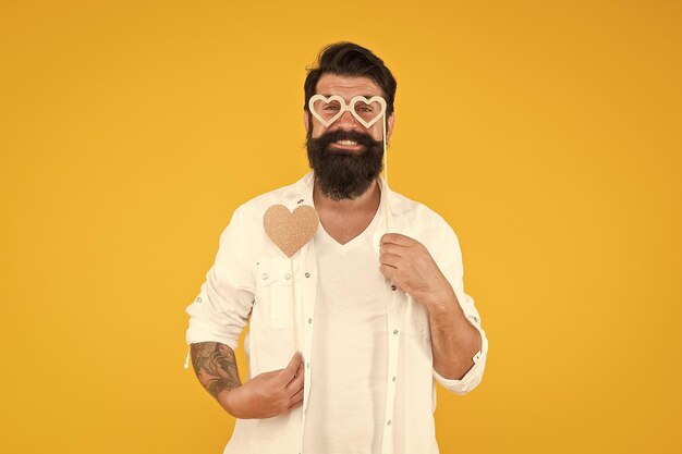 Apenas feliz homem brutal com barba se apaixonar romântico encontro sorrindo hipster masculino em óculos de festa