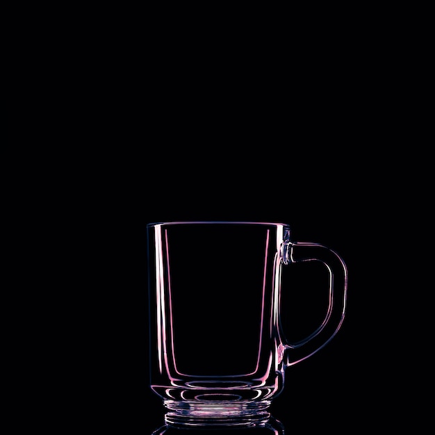 Apenas um copo em um fundo preto com um reflexo. Isolado.
