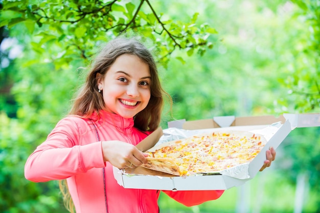 Apenas uma fatia. sua comida favorita. conceito de junk food. criança feliz segurar uma pizza grande. entrega da refeição a tempo. criança com fome comendo pizza. parecendo saboroso e perfeito. sinta uma fome real. quem se preocupa com dieta.