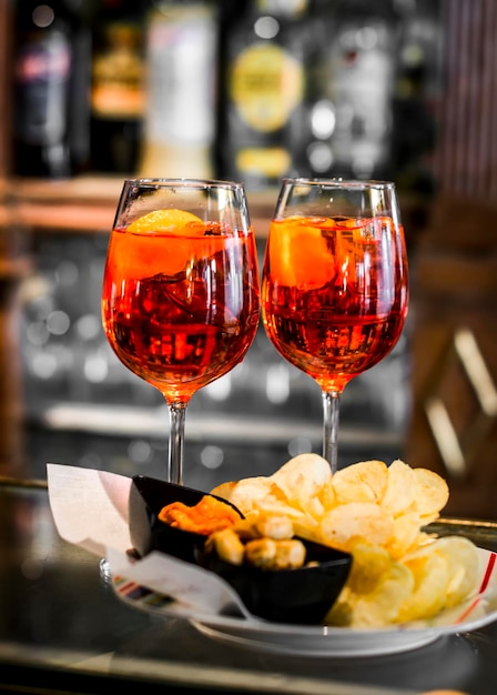 Aperitif-Cocktail Aperol Spritz und Chips in der Bar