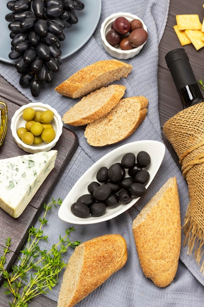 Aperitif-Set mit Oliven-Käse-Baguette und Rotwein