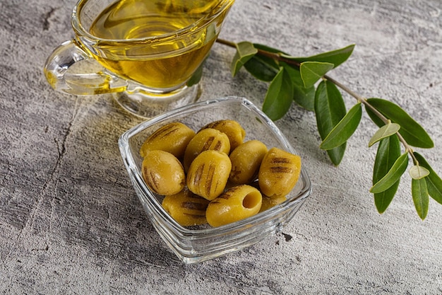 Foto aperitivo de aceitunas verdes a la parrilla