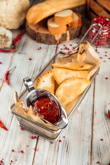 Aperitivo aperitivo pequeños chebureks empanadas de carne frita