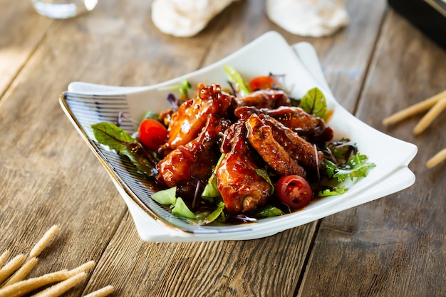 Aperitivo apetitoso alitas de pollo en salsa de búfalo