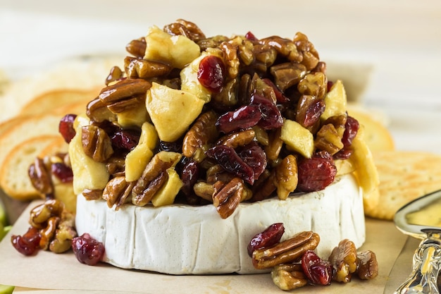 Aperitivo de brie de nueces de caramelo y arándanos para la fiesta de Navidad.