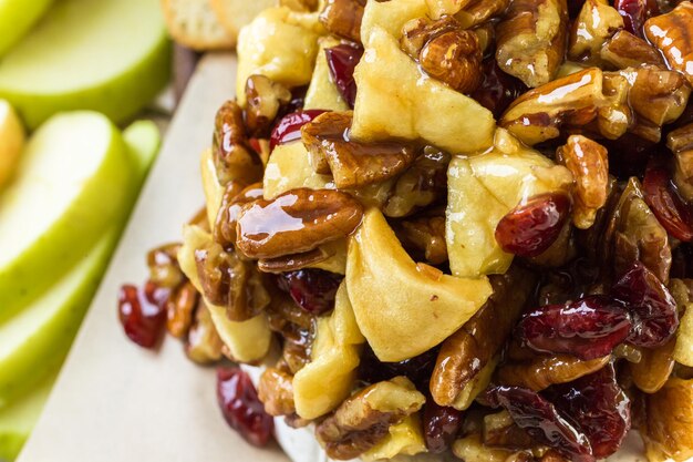 Aperitivo de brie de nueces de caramelo y arándanos para la fiesta de Navidad.