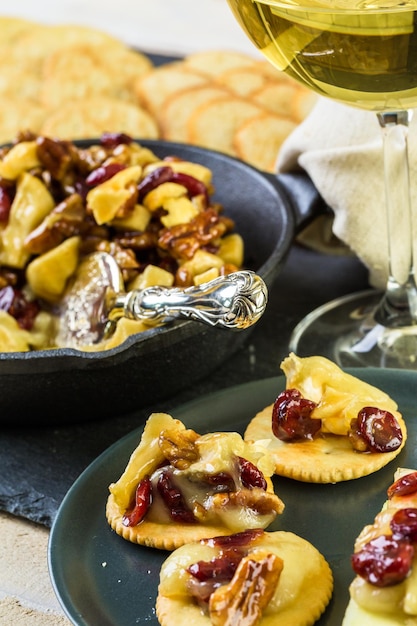 Aperitivo de brie de nueces de caramelo y arándanos para la fiesta de Navidad.