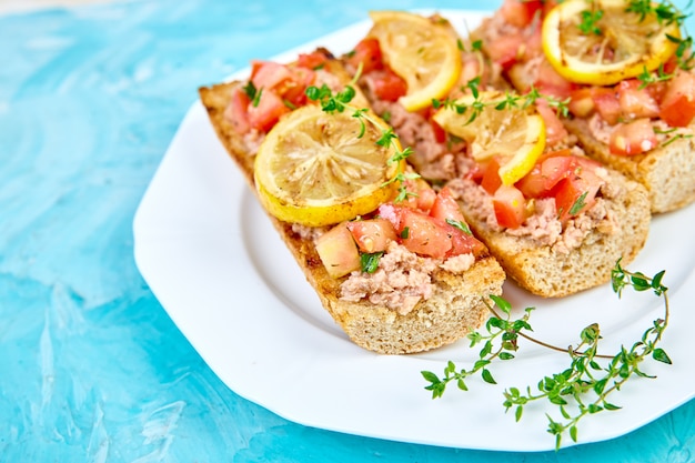 Aperitivo Bruschetta Con Atún Y Tomates