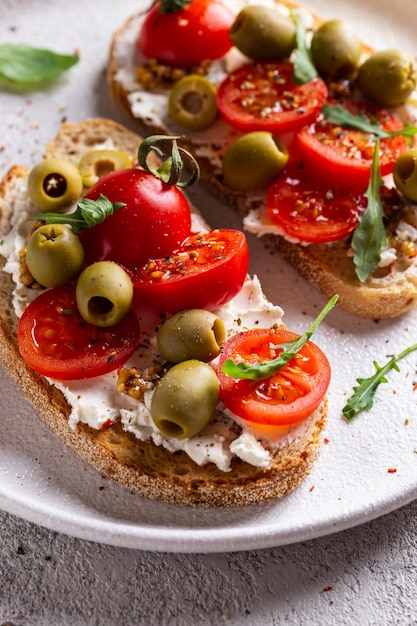 Aperitivo con bruschetta con tomates y aceitunas