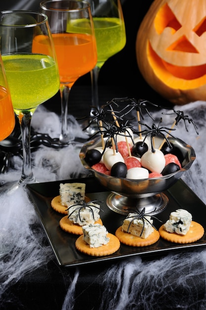 Aperitivo buffet de galleta con queso azul y bol baby salami mozzarella aceitunas Halloween