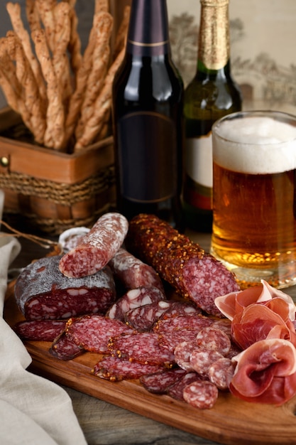 Un aperitivo de carne es una gran idea para una cerveza.