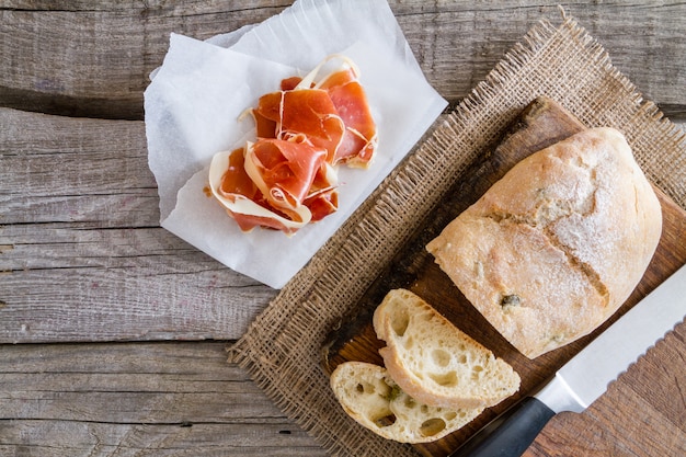 Aperitivo - ciabatta, jamón, albahaca, tomate