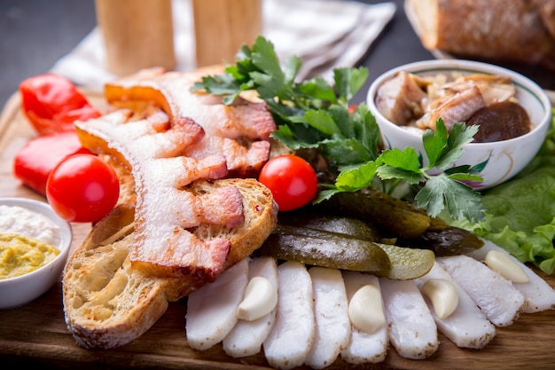 Aperitivo com carne frita e legumes.