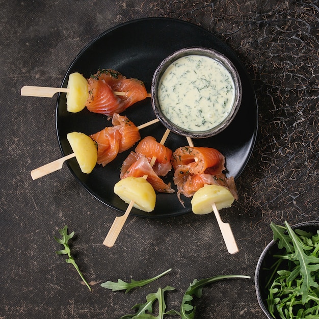 Aperitivo com salmão defumado e batatas