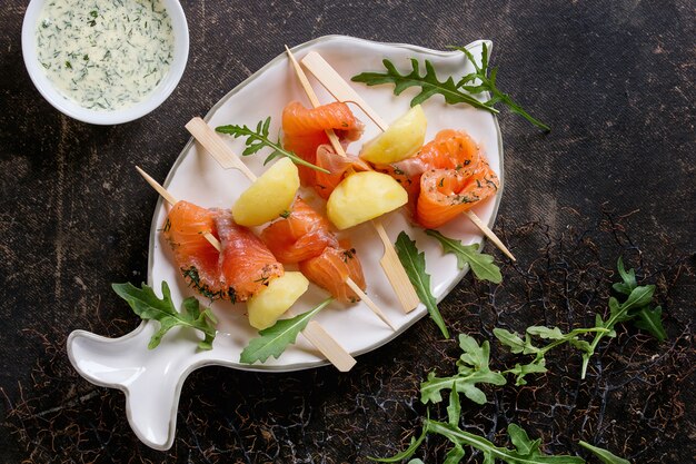 Aperitivo com salmão defumado e batatas