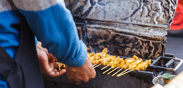 Aperitivo, comida tradicional tailandesa de la calle.