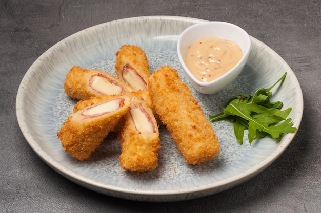 Aperitivo cordon bleu con queso y jamón frito