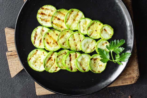 Aperitivo de abobrinha grelhada com legumes