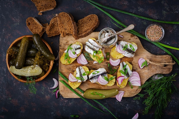 Aperitivo de anchova de arenque e batata assada.