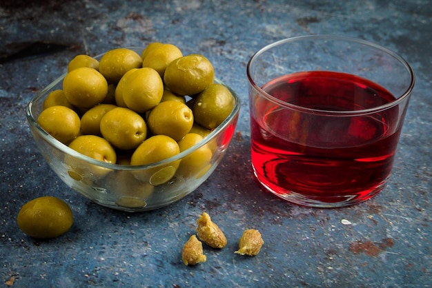 Aperitivo de azeitona com um copo de vinho.