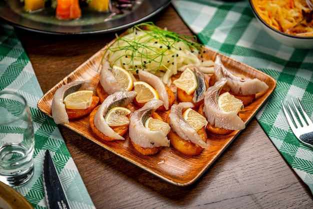 Aperitivo de batatas assadas e arenque salgado