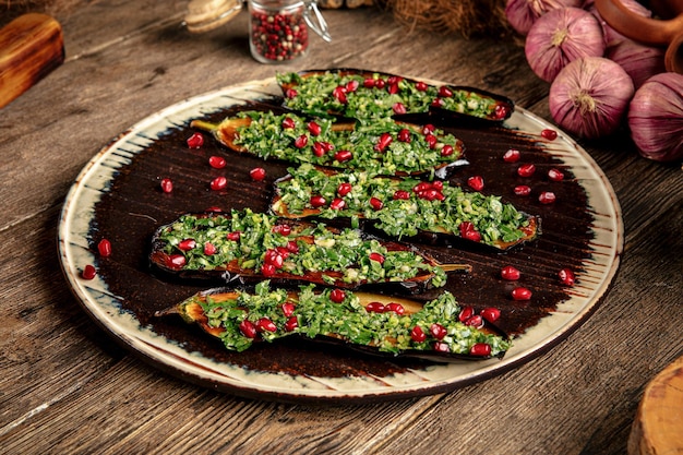 Aperitivo de berinjela com verduras e romã