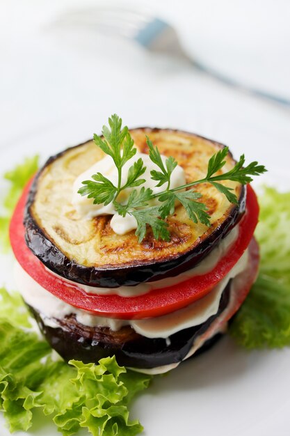 Aperitivo de berinjela e tomate