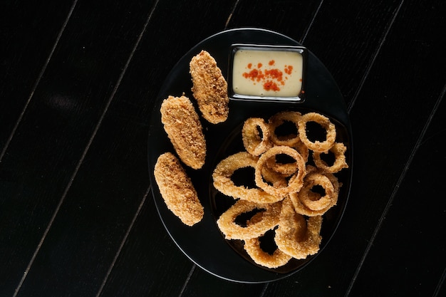 Aperitivo de carne à milanesa e rodelas de cebola