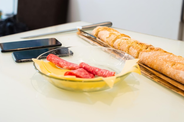 aperitivo de closeup preparado para o encontro entre amigos pão baguete queijo e salsicha