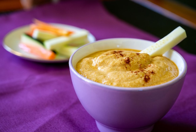 Aperitivo de creme de pimentão com guarnição de crudites