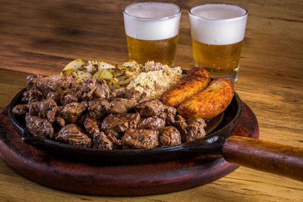 Aperitivo de filé fatiado com cebola e banana frita Prato típico brasileiro