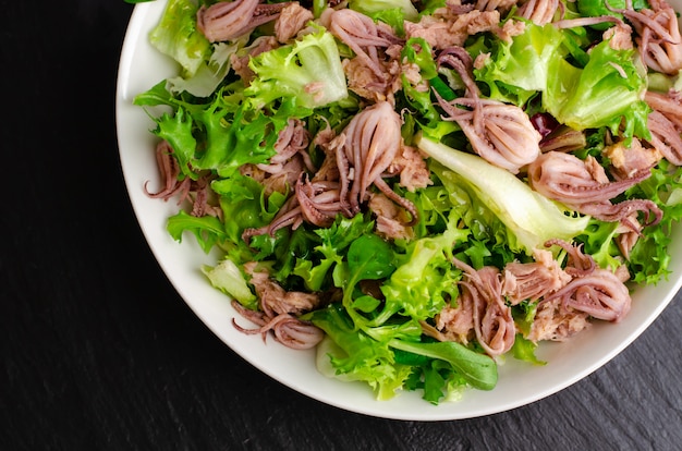 Aperitivo de frutos do mar, salada com polvo e atum em conserva. Cozinha italiana. Fechar-se