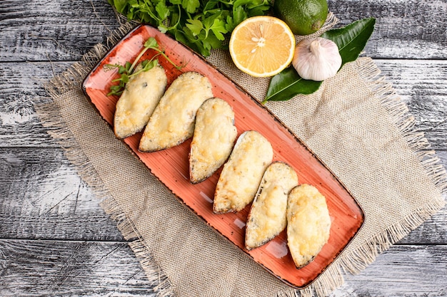 Aperitivo de mexilhões de mexilhões assados em um fundo branco de madeira