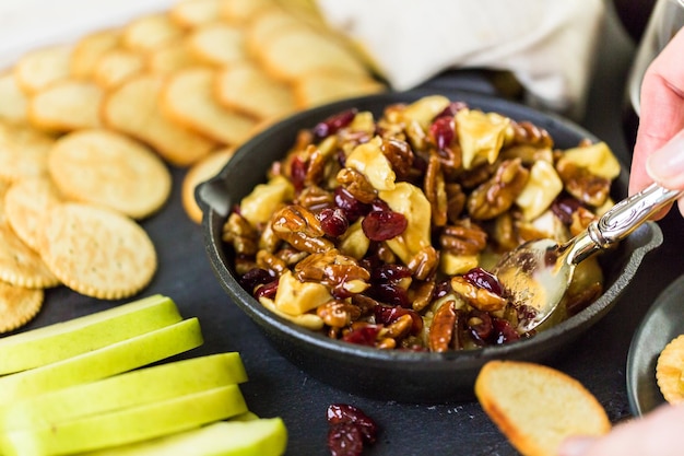 Aperitivo de noz de caramelo e brie de cranberry para a festa de Natal.