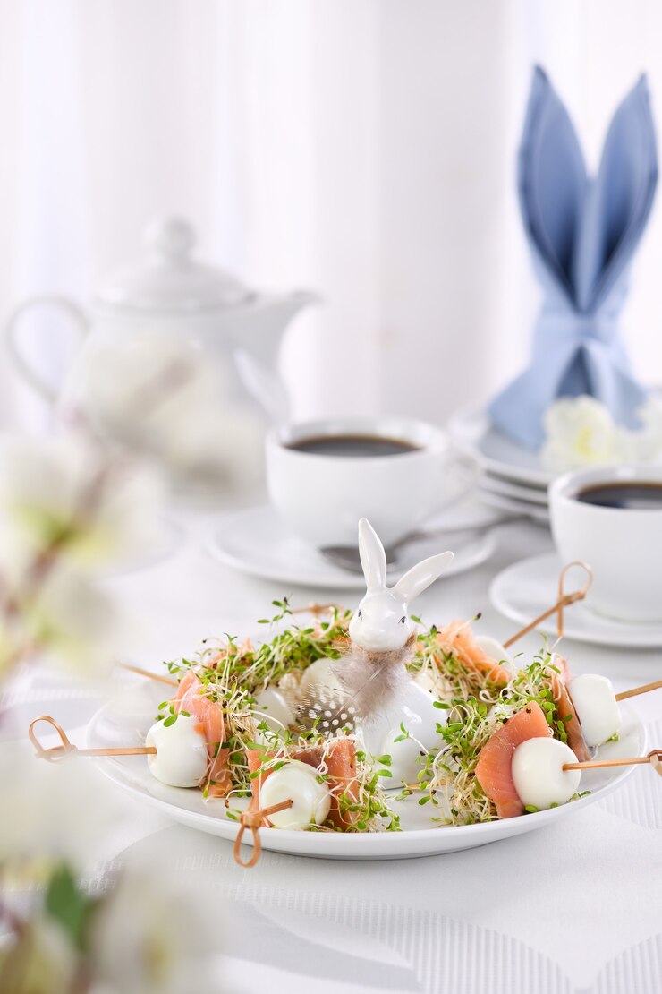 Foto aperitivo de ovo de codorna recheado com couve com rodela de salmão buffet servido na mesa de páscoa