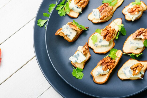 Aperitivo de pêra seca, queijo azul e nozes. Lanche sazonal.