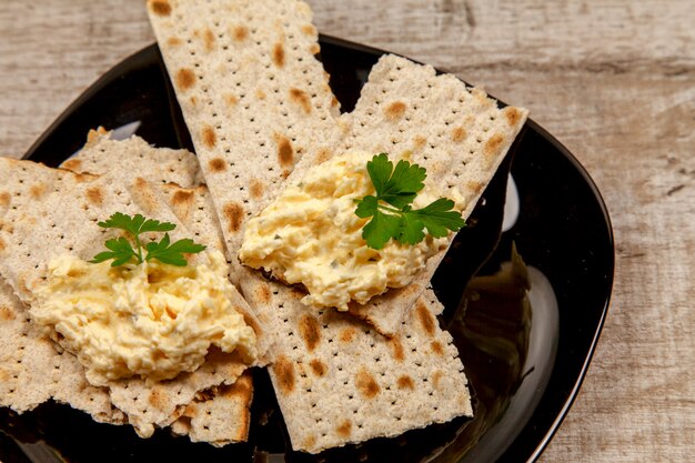 Aperitivo de queijo com alho e pão ázimo