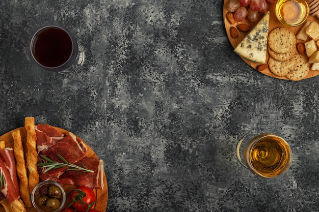 Aperitivo de queijo e carne em tábuas de cortar