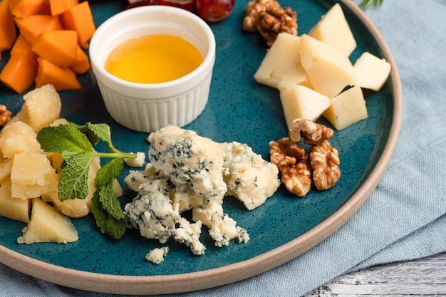 Aperitivo de queijo queijo em um lado de fundo branco e vista superior