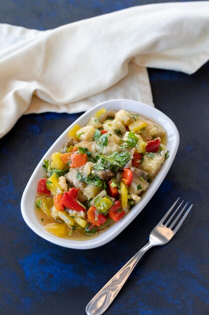 Aperitivo de salada Anamur preparado com muitos vegetais Aperitivos tradicionais do Oriente Médio com o prato principal Layout em madeira escura