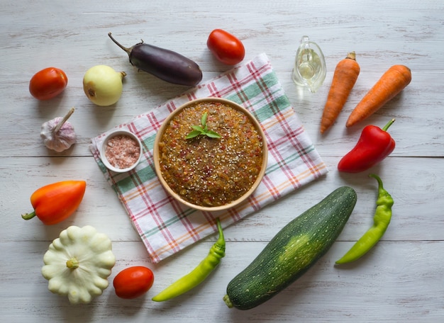 Aperitivo de vegetais frio. Ensopado de berinjela, abóbora e legumes.