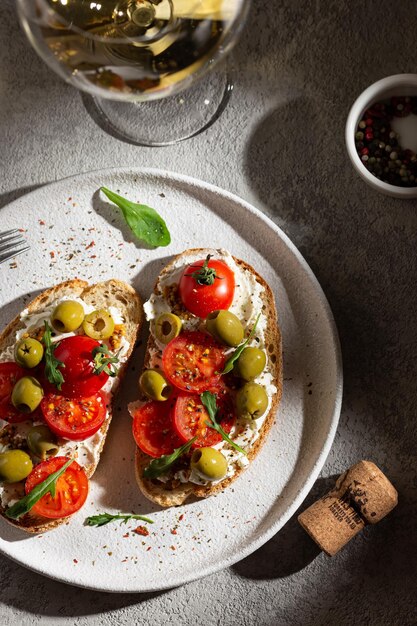 Aperitivo delicioso com copo de vinho branco