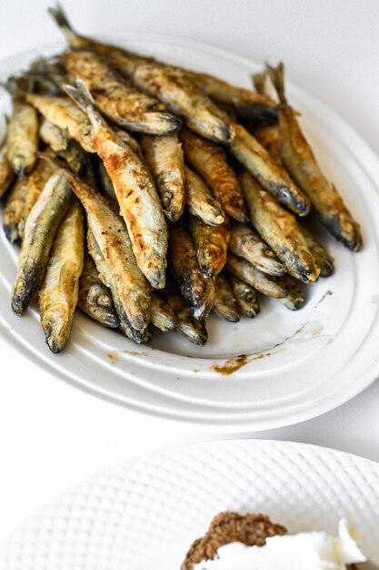 Aperitivo de espadín frito y verduras