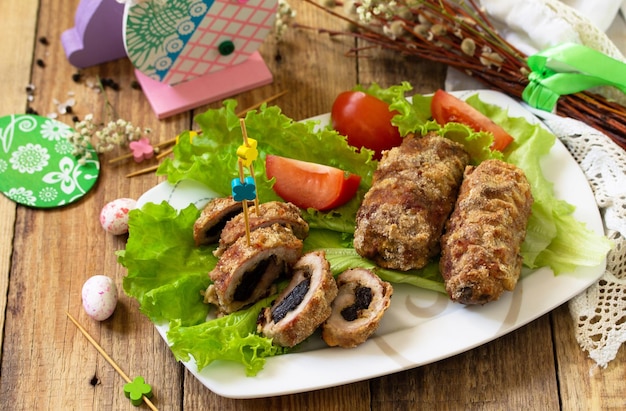 Aperitivo festivo bolo de carne com ameixas secas na mesa festiva de páscoa