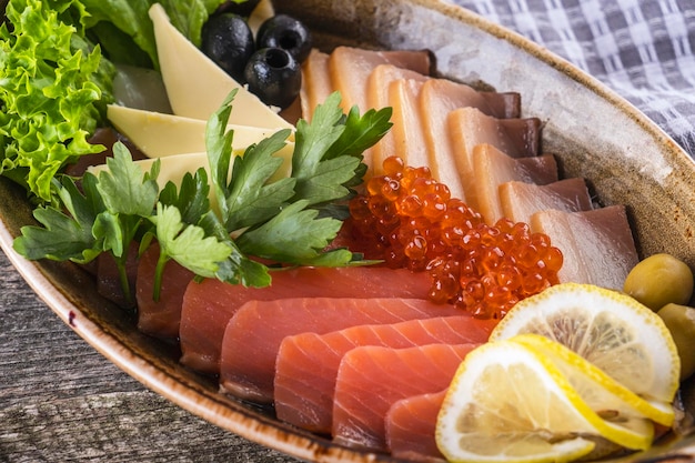 Aperitivo frío con pescado surtido en un plato