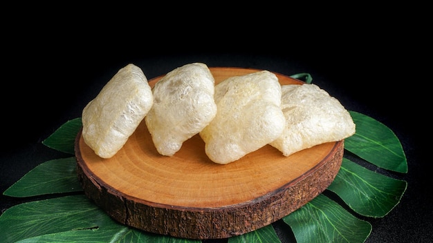 Aperitivo de galleta crujiente hecho con piel de vaca frita Kerupuk Kulit una de las galletas tradicionales indonesias Enfoque selectivo