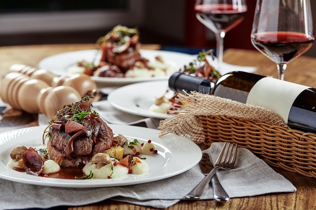 Aperitivo gourmet: Banquete de foie gras con frutos del bosque bellamente decorado.