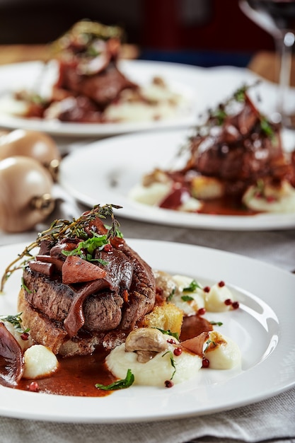 Aperitivo gourmet: Foie gras de banquete lindamente decorado com frutas vermelhas.